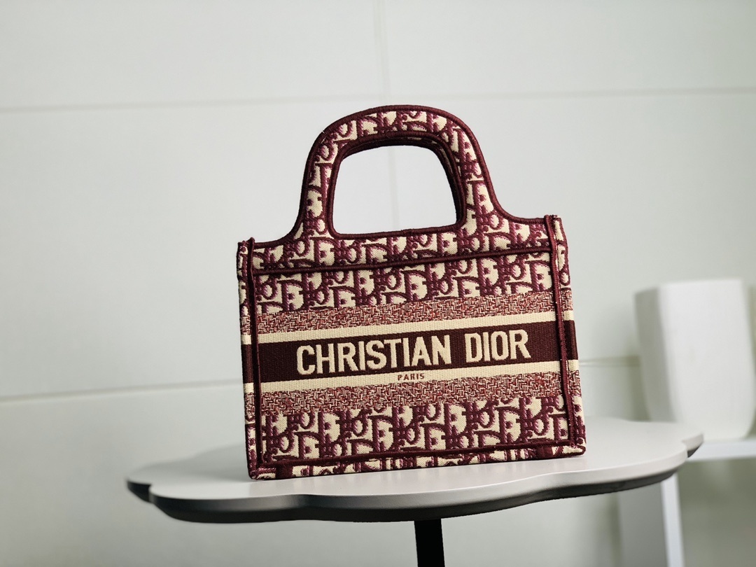 Latest company case about Dior's new director makes a breakthrough debut: a floral-themed show + high-end accessories, ushering in a new chapter f