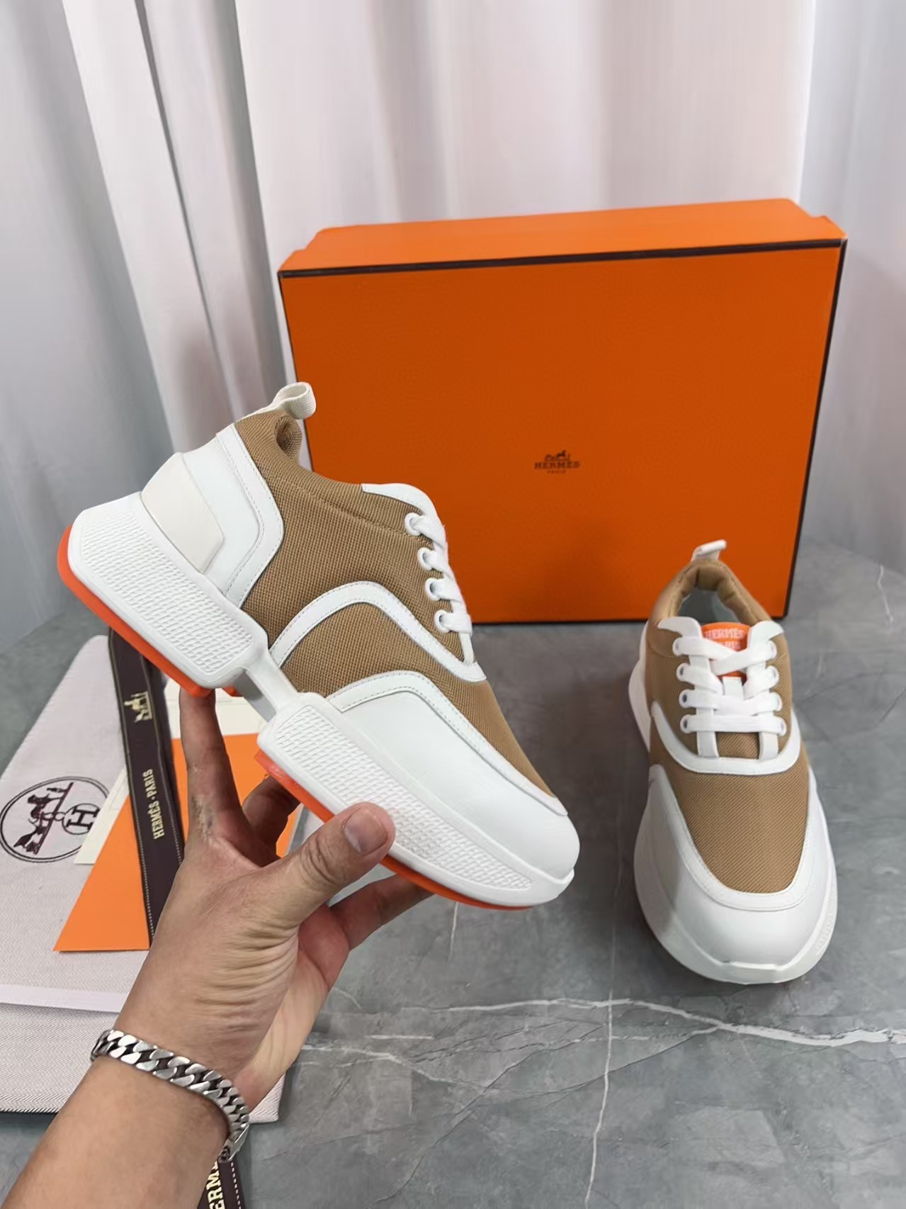 Latest company case about Evolutionary pointed-toe shoes and fashionable trench coats lead the trend for spring and summer 2026