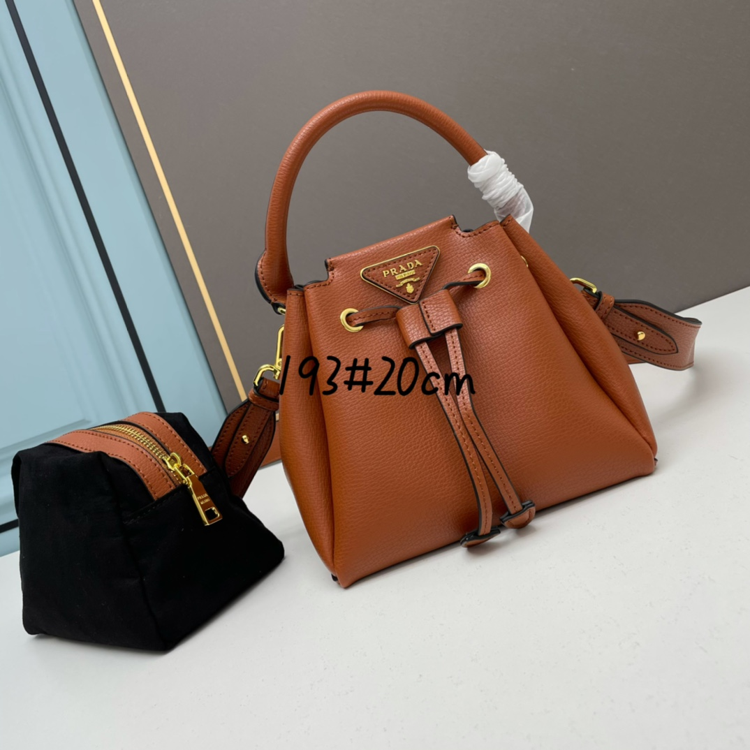 Latest company case about Burberry 2026 Bags: Check Patterns & Modern Updates In luxury accessories, few heritage patterns carry as much instant r