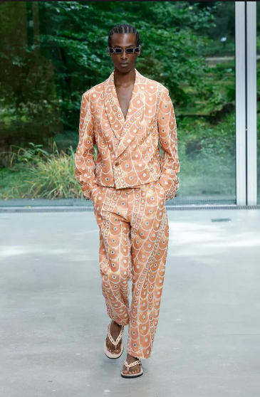 Latest company case about How does Gucci integrate retro elements into modern designs?