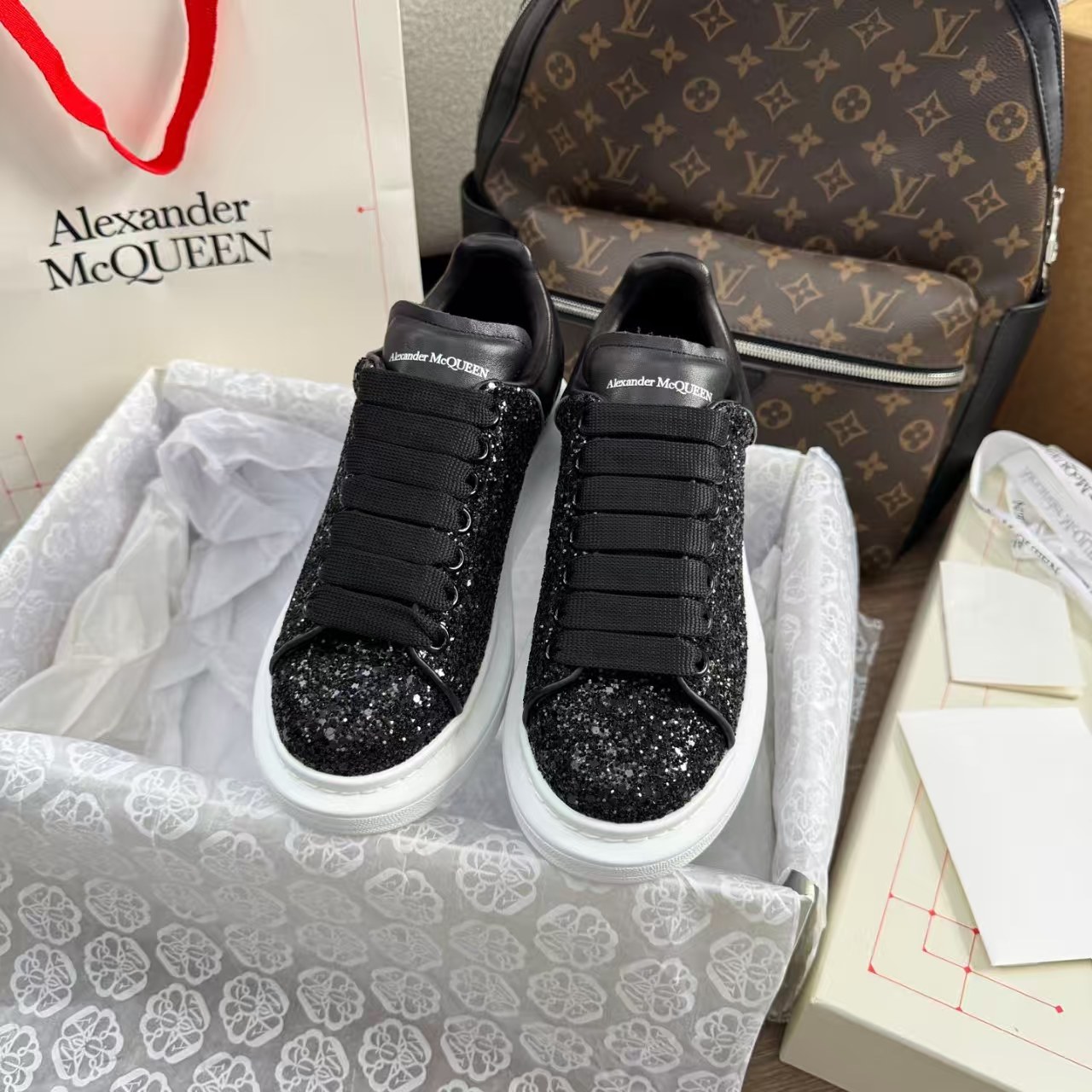 Latest company case about Balenciaga Triple S 2026, the pinnacle of thick-soled sneakers