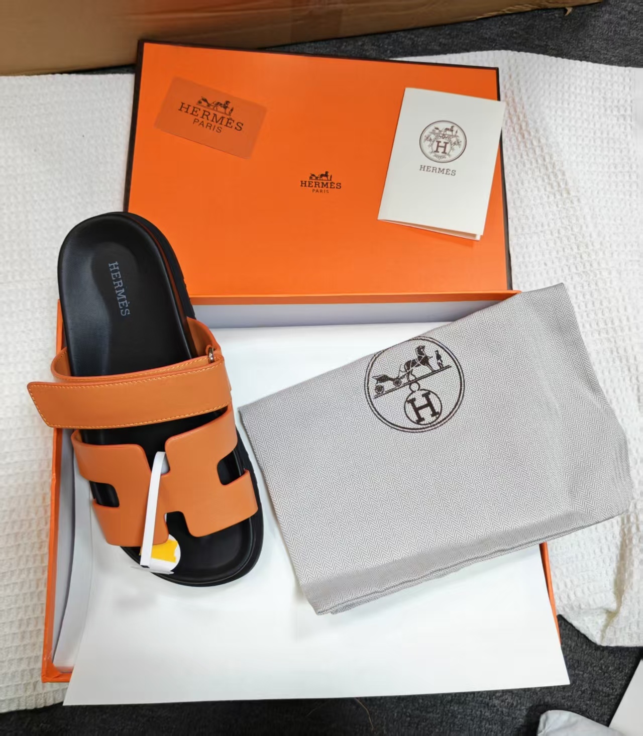 Latest company case about Hermès 2026 H Buckle Diamond-Decorated Short Boots | 2026 Autumn & Winter Low-Key Luxury Aura Boots