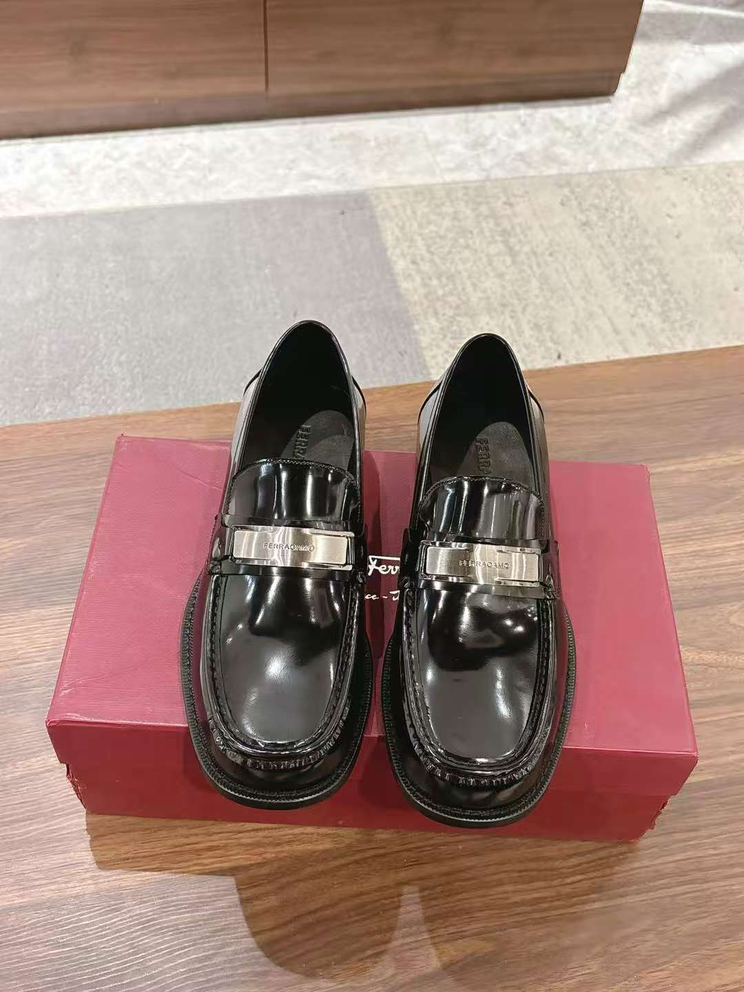 Latest company case about Miu Miu 2026 Plume Feather Ballet Shoes | Lightweight Ethereal Celebrity Favorite Blog Outline