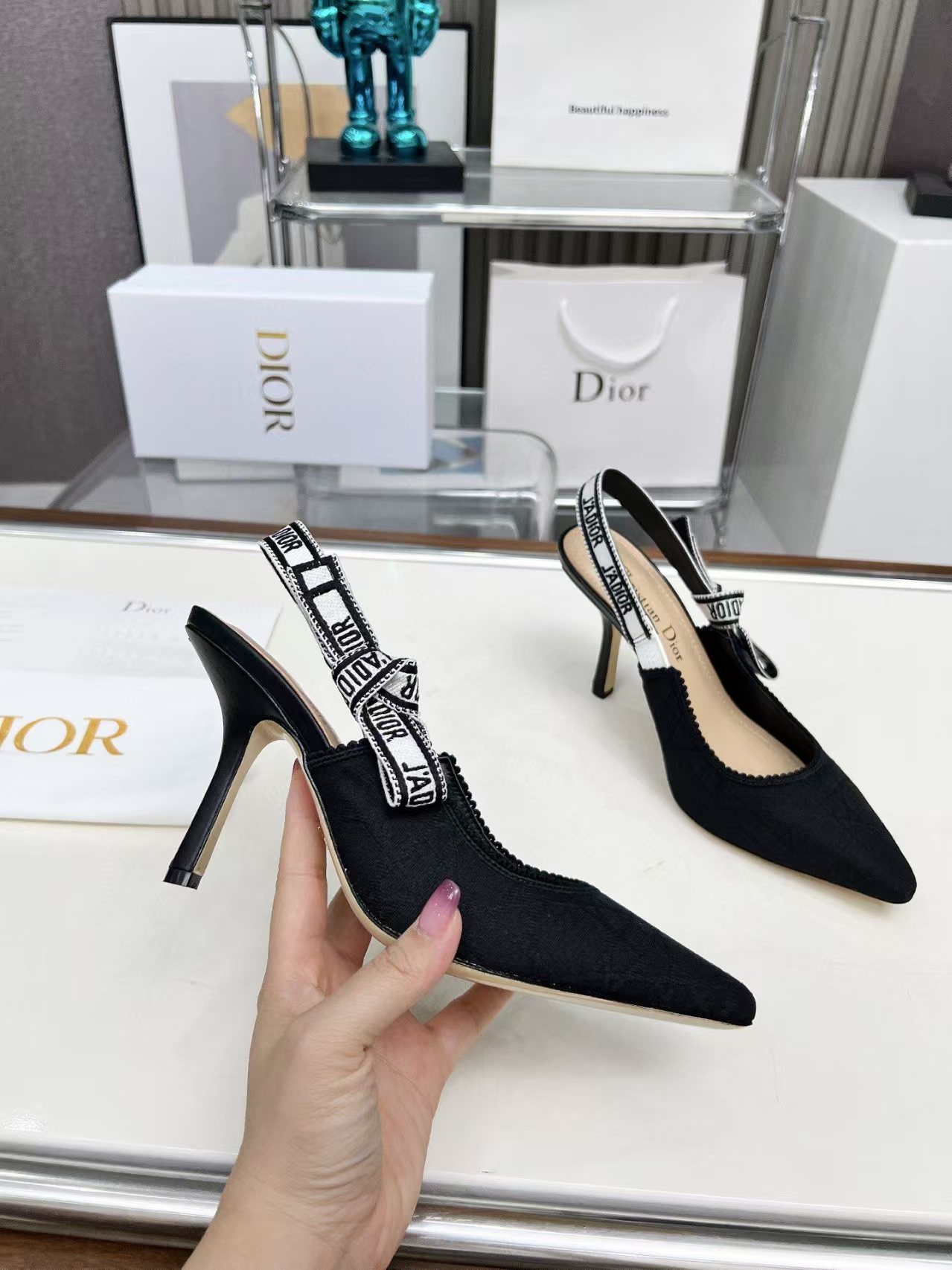 Latest company news about China Duty Free Group acquires DFS Hong Kong and Macau, with LVMH taking a strategic stake for deep integration