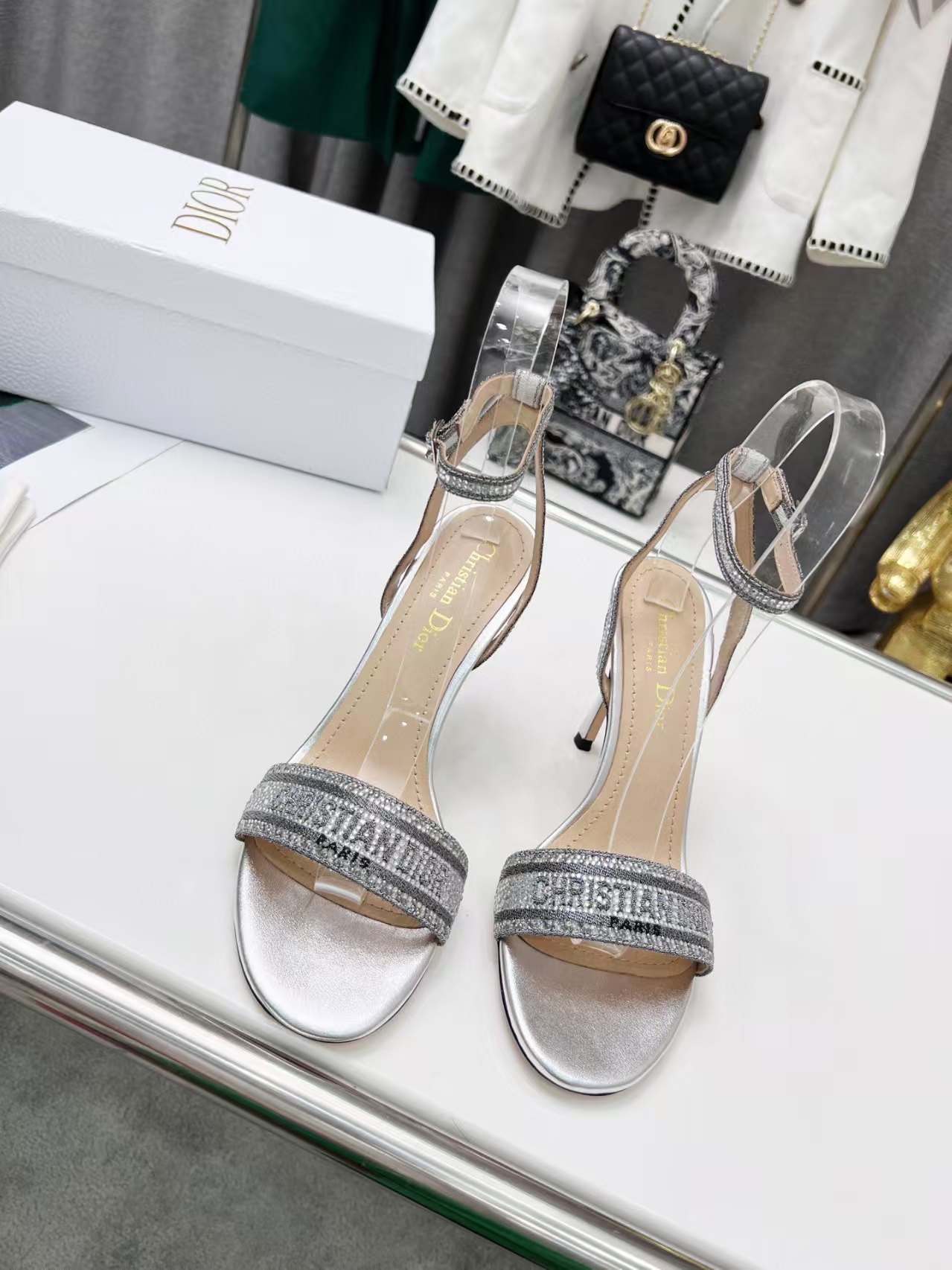 Neueste Unternehmensnachrichten über Wie man eine klassische Luxus-Schuh- und Taschenkollektion 2026 baut