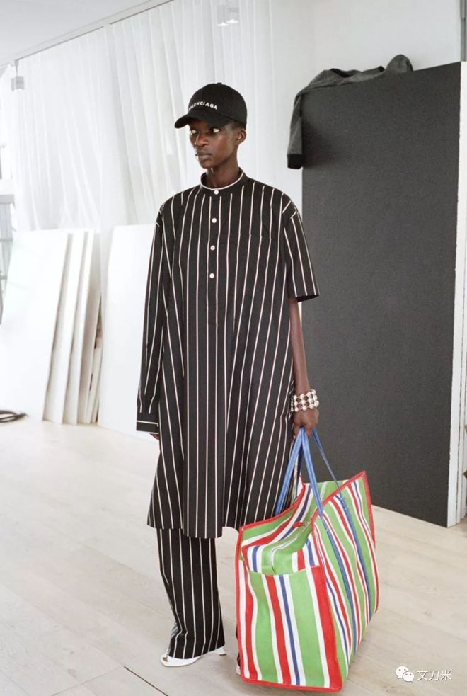 Latest company news about Balenciaga Hourglass Bag 2026 New Colors: Street Queen's Presence Unleashed