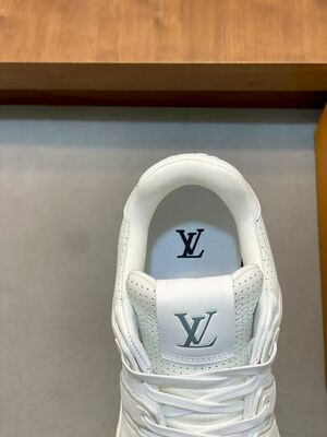 Louis Vuitton Height-Increasing Anti-Slip Sneakers with Breathable Mesh Fabric for Casual Sports Wear