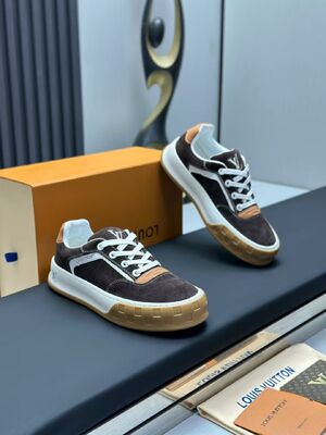 Louis Vuitton Men's Luxury Sports Sneakers with Genuine Cowhide and Tilted Thick Sole for Runway-Inspired Style