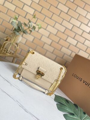 Chanel Diamond-Pattern Crossbody Bag with Magnetic Buckle and Compact Square Silhouette