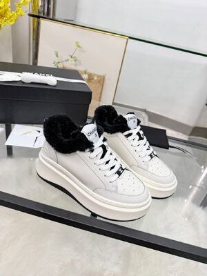 Chanel-inspired Elevated Sneakers with Plush Wool Lining and Height-Increasing Platform Sole for Casual Wear